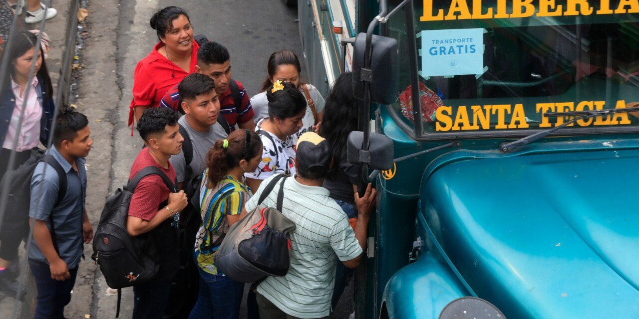 Bukele lanza advertencia a empresarios del transporte público que rompieron acuerdo de brindar el servicio gratis en El Salvador