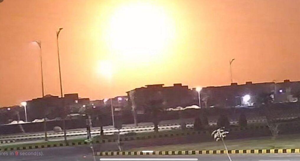 Explosiones sacuden base aérea en Pakistán en medio de tensiones con India
