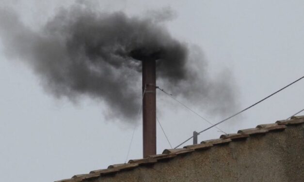 Humo negro en El Vaticano: los 133 cardenales no lograron un consenso en la primera votación del Cónclave