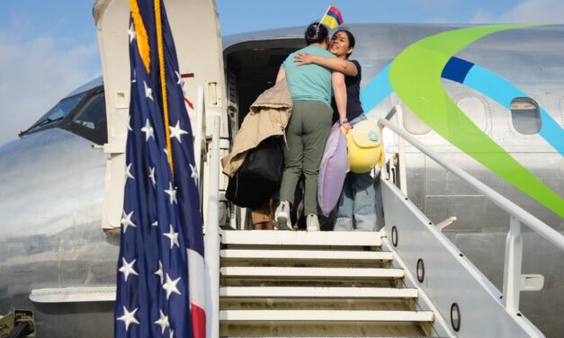 EE. UU. lanza primer vuelo del programa de autodeportación con apoyo económico