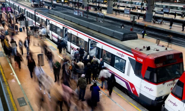 Más de 10.000 pasajeros quedaron varados en trenes y estaciones tras el robo de cables 