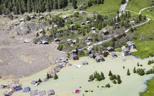Una avalancha casi borra del mapa un poblado de Suiza