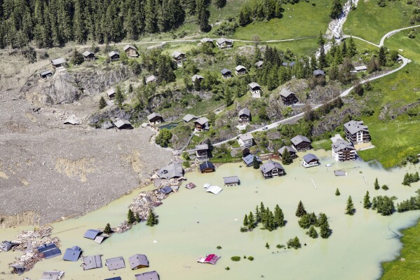 Una avalancha casi borra del mapa un poblado de Suiza