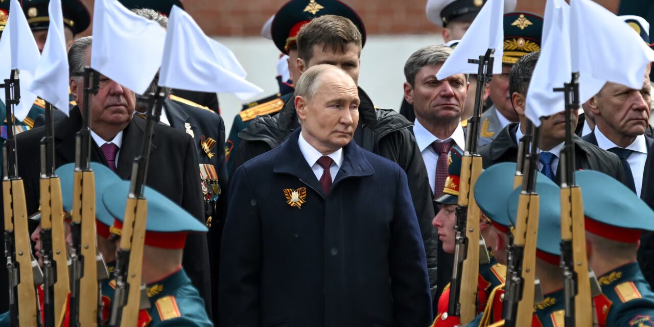 Vladimir Putin y su gran desfile militar mientras sus fuerzas bombardean Ucrania