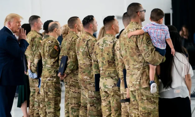 Corte federal ordena que Trump siga al frente de las tropas militares de California