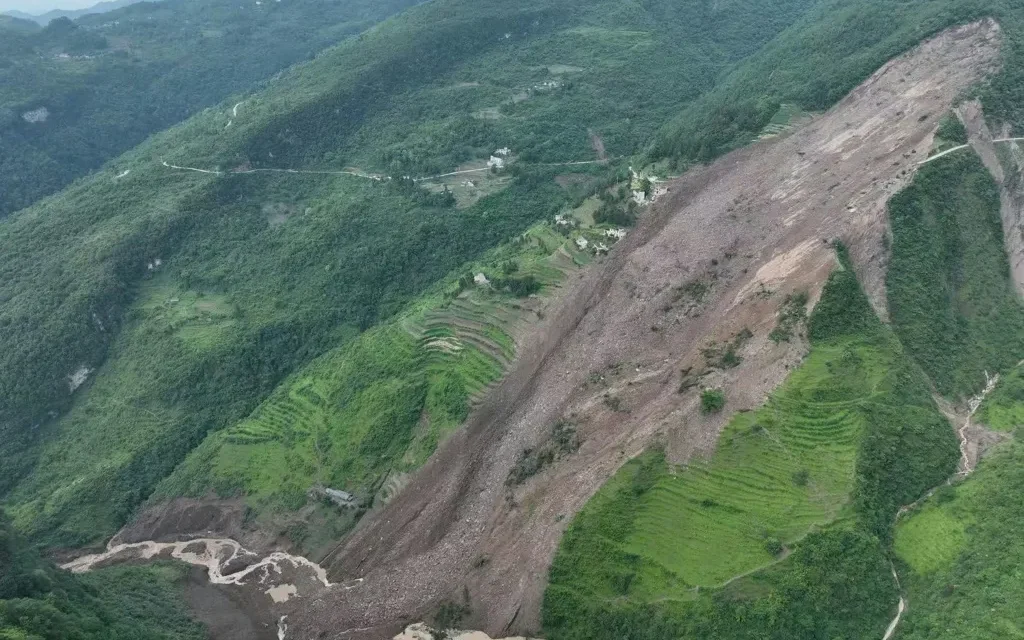 Tres muertos y siete desaparecidos tras deslizamiento de tierra en la región china de Xizang