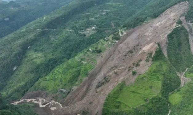 Tres muertos y siete desaparecidos tras deslizamiento de tierra en la región china de Xizang