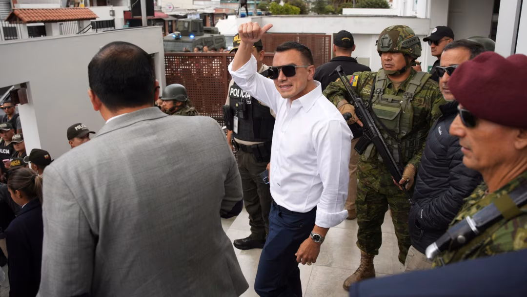 Congreso aprueba reformas que permiten el establecimiento de bases militares extranjeras en Ecuador