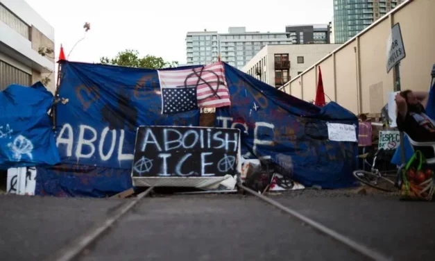 Más de 250 manifestantes atacaron una oficina de ICE en Portland, EE. UU.