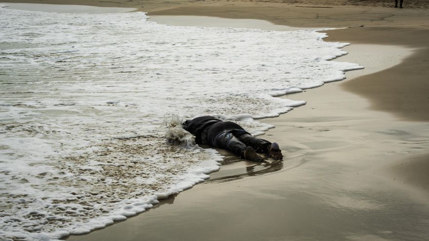 Investigan en España el hallazgo de inmigrantes atados y muertos en el mar