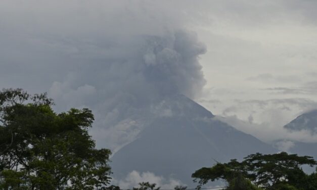 Cientos de evacuados de las laderas del volcán de Fuego