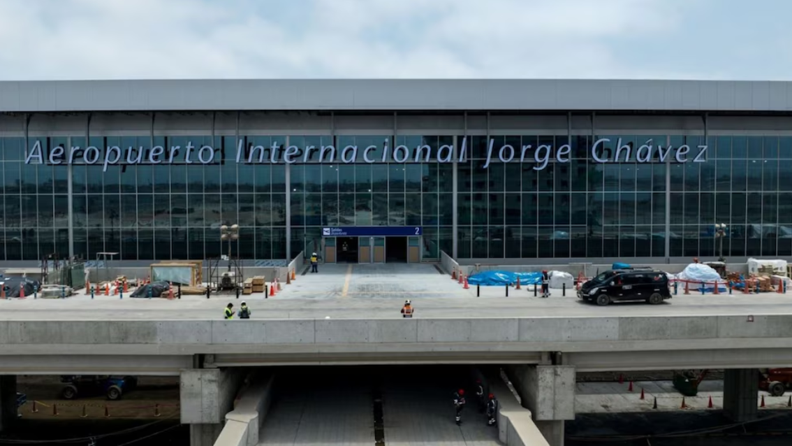 Caos y quejas tras apertura de nuevo aeropuerto de Perú