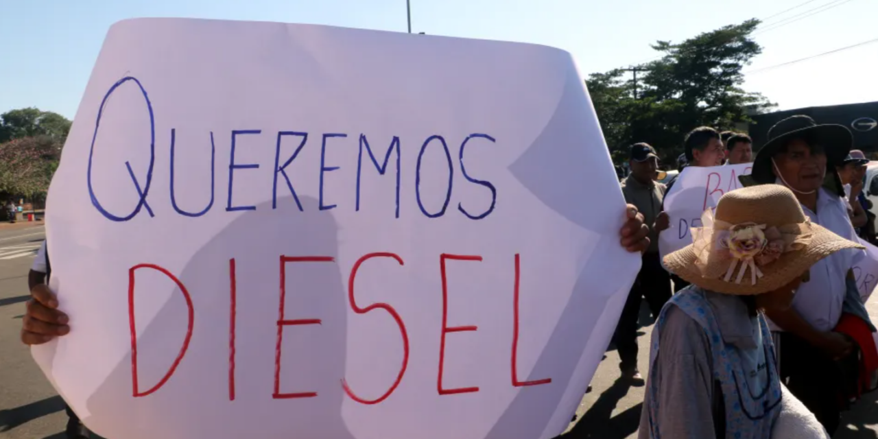 Bolivianos protestan por escasez de dólares y combustibles