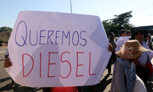 Bolivianos protestan por escasez de dólares y combustibles