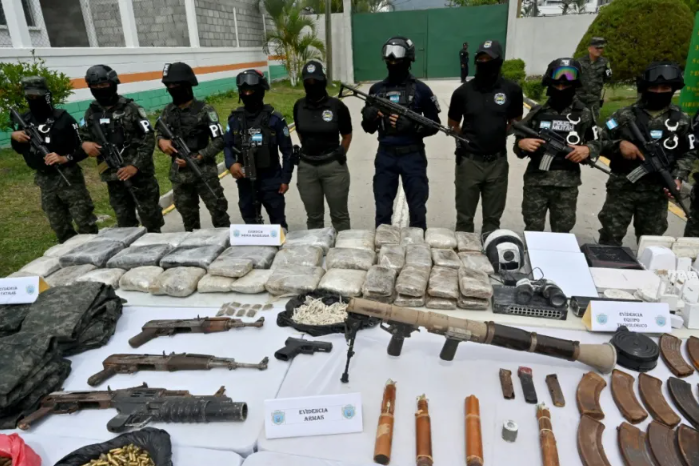 Incautan un inmenso arsenal de armas a pandilleros en cárceles de Honduras