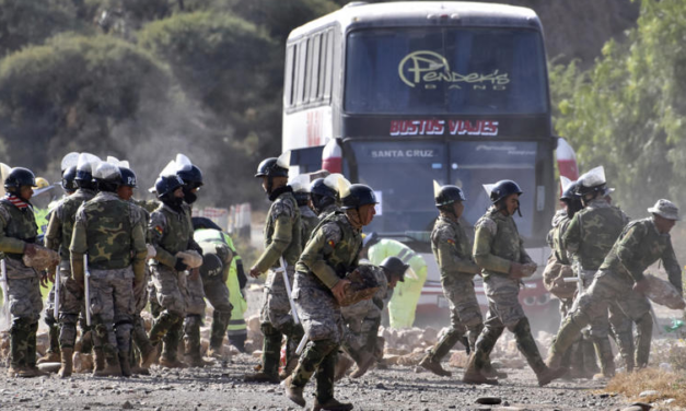 Un policía muerto y otro herido en intento de desbloqueo de carretera en Bolivia