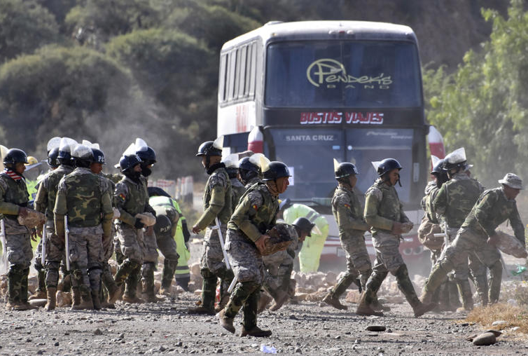 Un policía muerto y otro herido en intento de desbloqueo de carretera en Bolivia