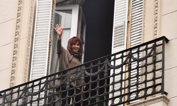 Arresto domiciliario para expresidenta Kirchner