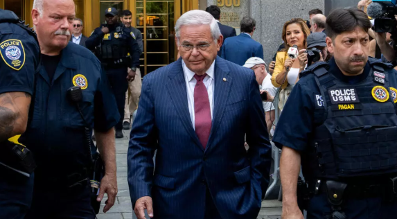 Bob Menéndez entra en prisión en EE.UU. para cumplir 11 años de condena