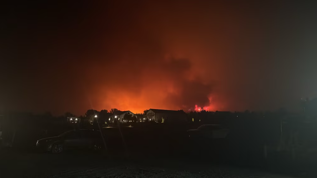 Incendio en EE.UU. obliga a evacuar cientos de hogares en Pine Valley