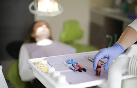 Detienen a familia que operaba clínica dental con tutoriales de internet