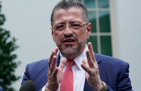 Presidente de Costa Rica es investigado por financiamiento ilícito de campaña electoral de 2022