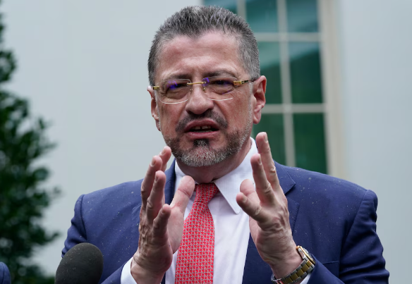 Presidente de Costa Rica es investigado por financiamiento ilícito de campaña electoral de 2022