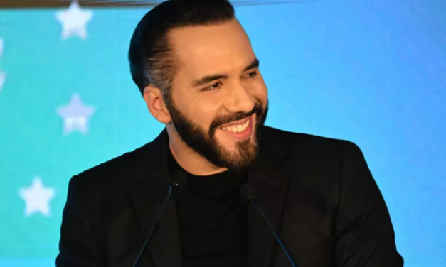 Bukele responde a homenaje en la semana de la moda