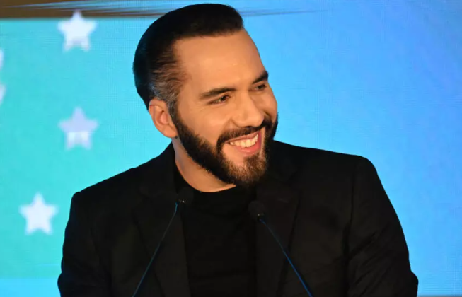 Bukele responde a homenaje en la semana de la moda