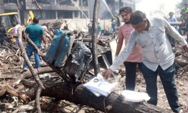 Localizan cajas negras del avión accidentado en India