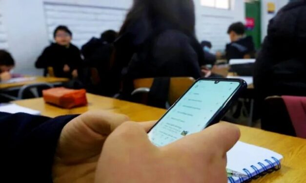 Buscan prohibir celulares en escuelas para evitar reclutamiento forzado en Jalisco, México