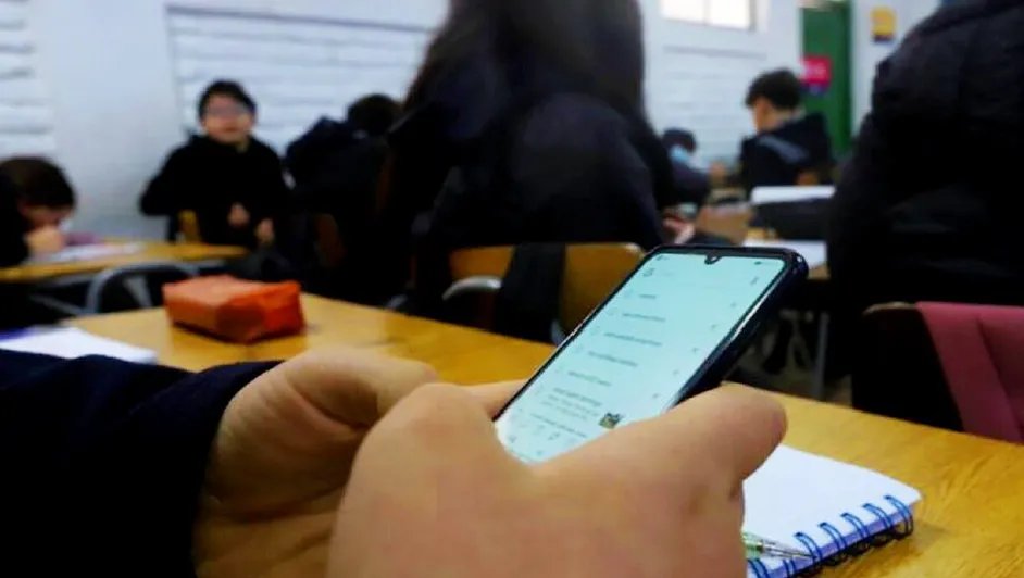 Buscan prohibir celulares en escuelas para evitar reclutamiento forzado en Jalisco, México