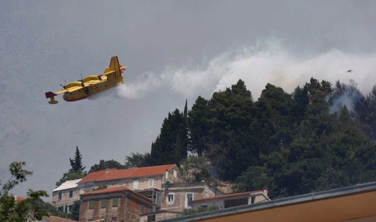 Incendio forestal se propaga en Croacia