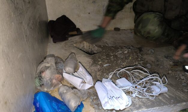 Celulares, drogas y armas blancas fueron localizadas al interior de una cárcel en Ecuador
