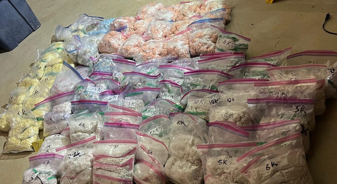 Un hombre es acusado de operar un laboratorio de prensado de pastillas de fentanilo con un alijo de armas en EE. UU.