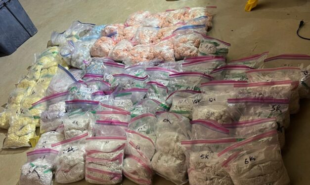 Un hombre es acusado de operar un laboratorio de prensado de pastillas de fentanilo con un alijo de armas en EE. UU.