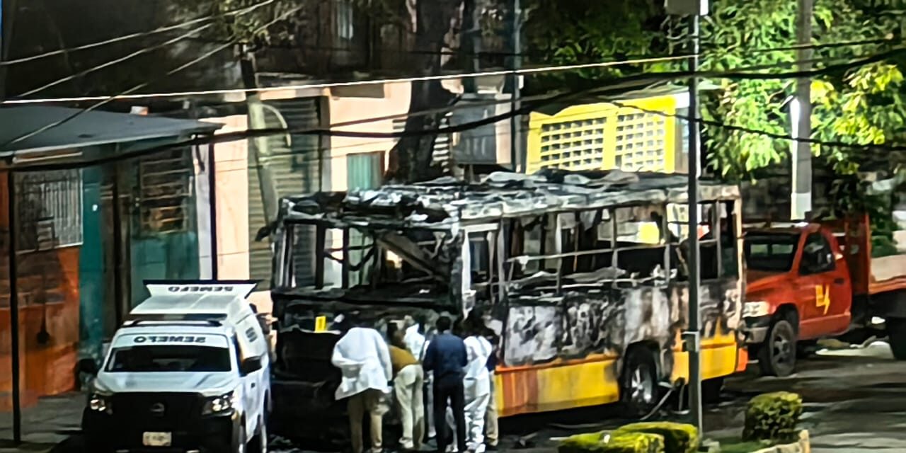 Cinco cuerpos fueron encontrados en un autobús calcinado en Acapulco, México