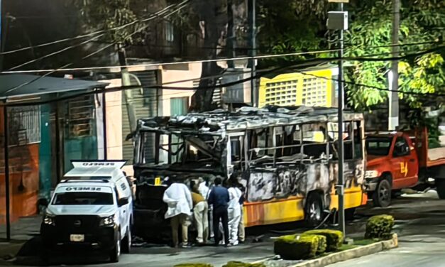 Cinco cuerpos fueron encontrados en un autobús calcinado en Acapulco, México