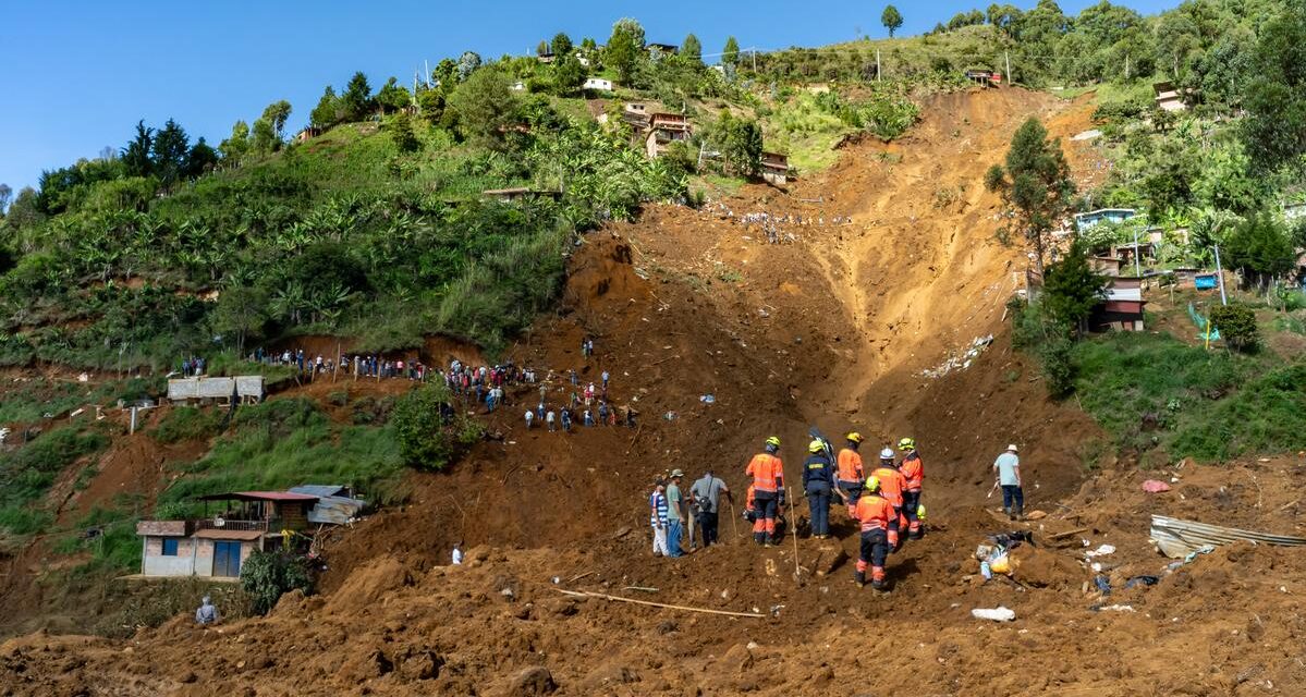 Aumenta a 16 el número de muertos por deslizamiento de tierra en Colombia