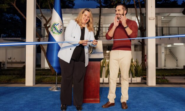 ¿Cómo El Salvador interviene dos escuelas por día?