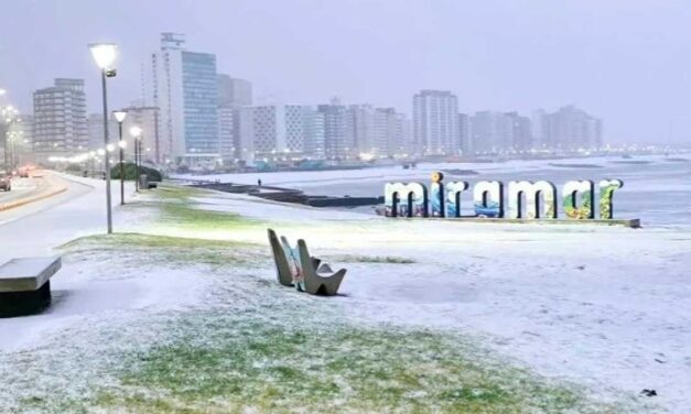 Nieve en la playa y frío histórico en Argentina tras una ola polar.