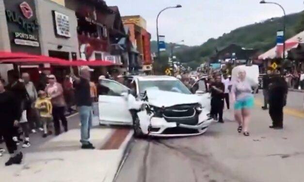 Conductora convulsionó y chocó contra varios vehículos en Estados Unidos