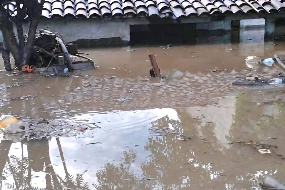 Al menos 900 familias quedaron incomunicadas por inundaciones en Honduras