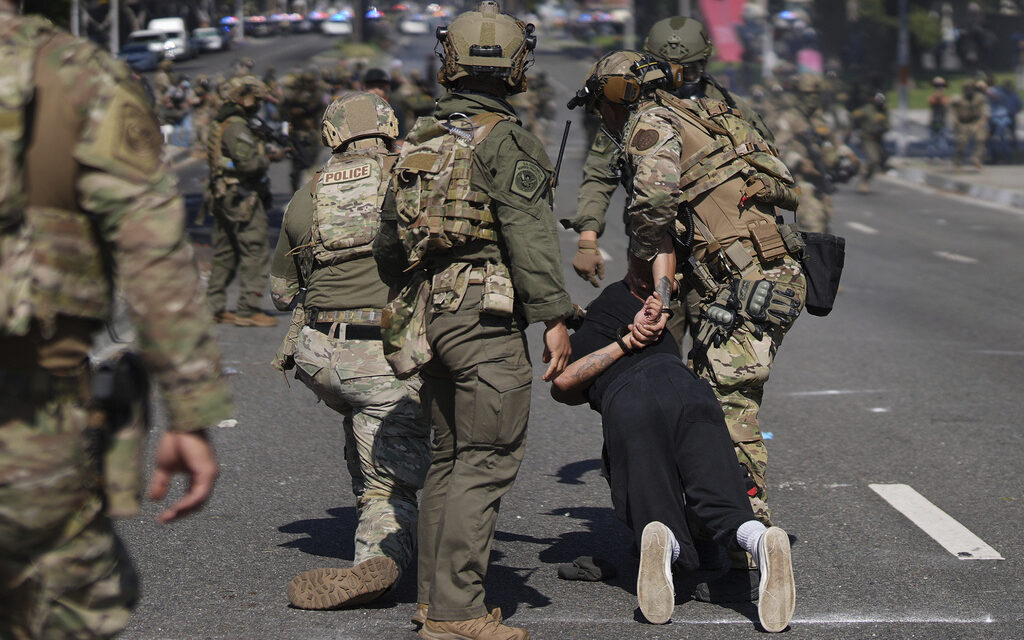 Tensión al límite en Los Ángeles tras despliegue de Marines y amenaza legal de California