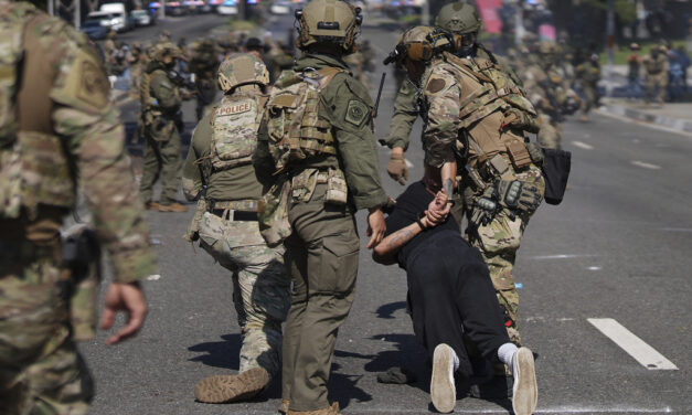 Tensión al límite en Los Ángeles tras despliegue de Marines y amenaza legal de California