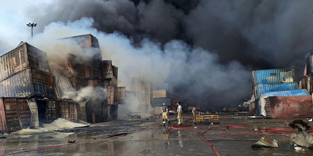 Al menos tres muertos deja incendio en puerto iraní