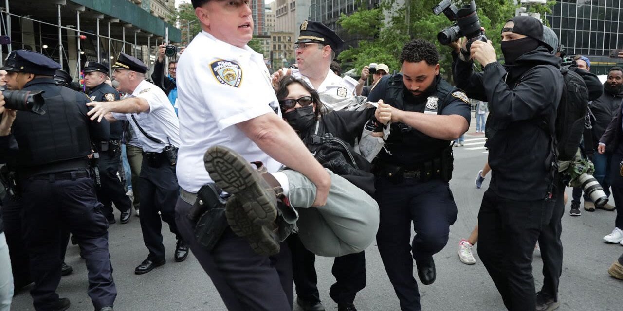 Varias personas detenidas tras protestar y saquear centros comerciales en Los Ángeles y Nueva York