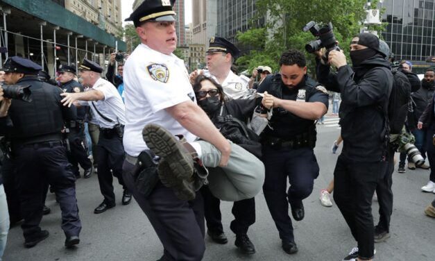 Varias personas detenidas tras protestar y saquear centros comerciales en Los Ángeles y Nueva York
