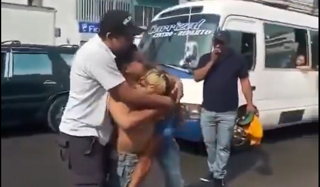 Dos transportistas se fueron a golpes tras acusarse de «robarse clientes» en Honduras