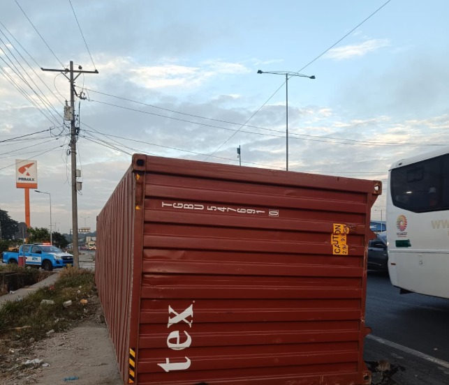 Mujer muere tras caerle un contenedor en Ecuador